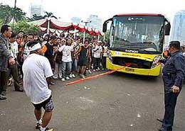 Автобус весом почти девять тонн житель индонезии тащил 50 метров, привязав его к своему&#133; Половому члену