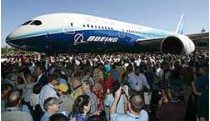 Только в день презентации «лайнера мечты» корпорация «боинг» продала 25 своих новых самолетов на общую сумму 4 миллиарда долларов