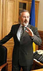 Вице-премьер-министр украины дмитрий табачник: «самый большой ремонт премьерского кабинета затеял павел лазаренко&nbsp;— заказал резные панели из карельской березы, поменял мебель на дорогую из светлого дерева&#133; »