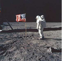21 июня 1969 года американский астронавт нил армстронг первым из землян ступил на поверхность луны