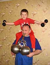 «гири, с которыми мой шестилетний сын пантелей выступил в цирковом номере, весят на десять килограммов больше, чем он! »