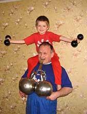 «гири, с которыми мой шестилетний сын пантелей выступил в цирковом номере, весят на десять килограммов больше, чем он! »