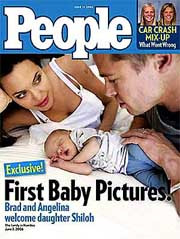 Эксклюзивный снимок анджелины джоли, брэда питта и их новорожденной дочери, за который журнал «people» заплатил свыше четырех миллионов долларов, признан самым дорогим в мире