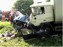 Тела водителя и троих пассажирок легковушки, раздавленной вчера грузовиком на трассе киев-харьков, спасателям пришлось собирать по частям