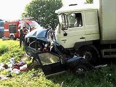Тела водителя и троих пассажирок легковушки, раздавленной вчера грузовиком на трассе киев-харьков, спасателям пришлось собирать по частям