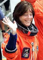 На американском шаттле в космос отправилась 55-летняя учительница, которая 21 год назад была дублером своей коллеги, погибшей во время взрыва «челленджера»
