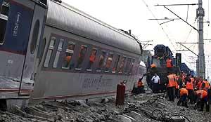 Террористы пустили под откос фирменный поезд «невский экспресс», курсирующий между москвой и санкт-петербургом