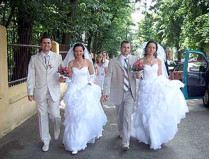 «на свадьбе мы едва не перепутали невест, когда лица у них были закрыты фатой»