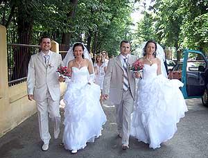 «на свадьбе мы едва не перепутали невест, когда лица у них были закрыты фатой»