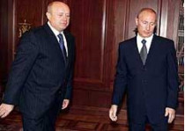 Владимир путин принял отставку российского правительства во главе с михаилом фрадковым