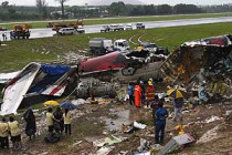 В авиакатастрофе на острове пхукет чудом выжили 39 человек, в том числе австралиец, спасшийся во время разрушительного цунами 2004 года