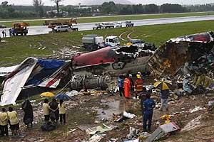 В авиакатастрофе на острове пхукет чудом выжили 39 человек, в том числе австралиец, спасшийся во время разрушительного цунами 2004 года