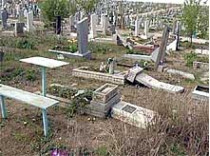 В течение двух дней двое бродяг, вооружившись кувалдами, разгромили на старокрымском кладбище мариуполя почти 500(! ) могильных памятников