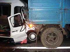 На трассе киев-одесса в столкновении грузовика с микроавтобусом, водитель которого уснул за рулем, один человек погиб и семеро тяжело травмированы