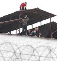 «посмотрите, что творится в центре киева! « &nbsp;— кричал заключенный, забравшись на крышу одного из корпусов столичного лукьяновского сизо-13