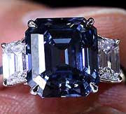 Уникальный голубой бриллиант весом 6,04 карата пошел с молотка в гонконге за 8 миллионов долларов