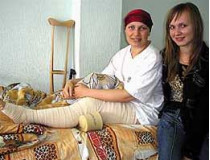 Чтобы избавить 36-летнюю женщину от злокачественной опухоли в ноге, харьковские ортопеды заменили ей левый коленный сустав и 29(! ) сантиметров кости&#133; Металлической конструкцией