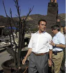 Губернатор калифорнии арнольд шварценеггер объявил чрезвычайное положение в связи с пожарами, уничтожившими около тысячи домов
