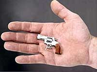В швейцарии поступил в продажу самый маленький в мире боевой револьвер&nbsp;— длиной 5,5 сантиметра и весом менее 20 граммов!