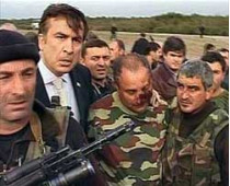 Президент михаил саакашвили на вертолете прибыл на границу с абхазией, чтобы защитить грузинских полицейских от российских миротворцев