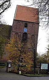 Немецкая колокольня отобрала у знаменитой пизанской башни титул самого падающего здания