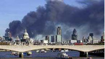 Власти призвали лондонцев не выходить из дому, пока не рассеется дым от крупного пожара, который тушили несколько часов