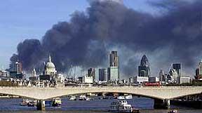 Власти призвали лондонцев не выходить из дому, пока не рассеется дым от крупного пожара, который тушили несколько часов