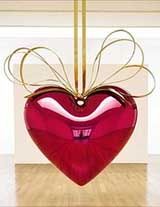 Стальная скульптура «висящее сердце» работы джеффа кунса была продана с аукциона «сотбис» за рекордную цену в 23,5 миллиона долларов