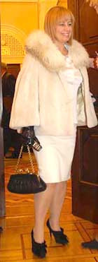 Для первого рабочего дня в парламенте раиса богатырева заказала шерстяной костюм ручной работы с вышивкой, а для всех членов фракции бют сшили традиционные белые свитера по индивидуальным меркам