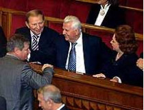 Виктор янукович с трибуны парламента объявил о сложении кабмином своих полномочий, а юрий луценко сообщил, что демократическая коалиция уже существует