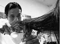 Китайский парикмахер-рекордсмен постриг клиентку за три минуты, орудуя сразу десятью(! ) ножницами