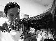 Китайский парикмахер-рекордсмен постриг клиентку за три минуты, орудуя сразу десятью(! ) ножницами
