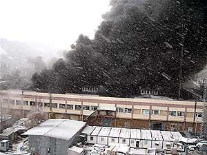Пожар на складах в голосеевском районе киева около двух десятков спецавтомобилей и два пожарных поезда тушили девять часов