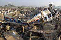 Вчера в пакистане в катастрофе пассажирского поезда погибли и пострадали около 200 человек