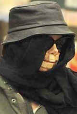 Майкл джексон неожиданно появился на публике в лас-вегасе с&#133; Заклеенным пластырем лицом