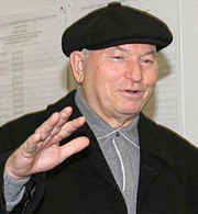Серебряную кепку мэра москвы юрия лужкова продали на аукционе за миллион долларов