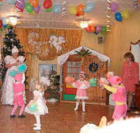 На новогоднем утреннике воспитанники прилуцкого детского дома «надежда» пели песню «всем на свете нужен дом»
