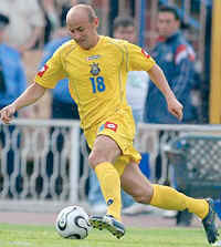 Лучшим футболистом украинской лиги второй год подряд признан 27-летний полузащитник «днепра» сергей назаренко