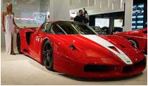 За 1800000 долларов «феррари» предлагает самый быстрый и мощный за всю историю существования компании автомобиль. А в придачу к нему&#133; Команду механиков