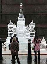 Копию собора василия блаженного российские скульпторы создали из 12 тонн льда, работая в холодильной камере при десяти градусах мороза