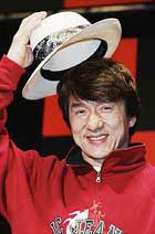 Китайский актер джеки чан наладил выпуск шляп собственного дизайна