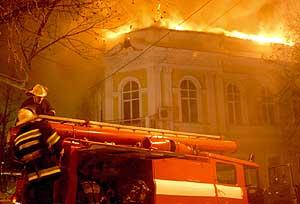 Огонь пожара почти полностью уничтожил здание одесской областной прокуратуры, но большинство уголовных дел уцелело