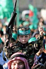 Пришедшая к власти в палестине организация хамас не намерена прекращать вооруженную борьбу с израилем, но просит международное сообщество&#133; По-прежнему выделять ей ежегодно по миллиарду долларов