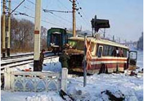 В харьковской области погибли двое пассажиров автобуса, столкнувшегося с электровозом