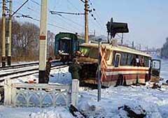 В харьковской области погибли двое пассажиров автобуса, столкнувшегося с электровозом