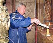 В день рождения анатолия демьяненко киевские динамовцы посетили храм гроба господня в иерусалиме и подарили своему тренеру икону