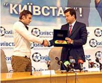 Андрею шевченко вручили символическое сердце украинских болельщиков