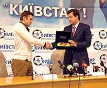Андрею шевченко вручили символическое сердце украинских болельщиков