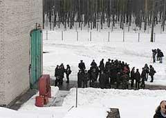 Министерство обороны предъявило украинским и российским журналистам секретный объект «макаров-1», где якобы была оборудована тайная тюрьма цру