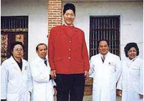 В китае живет 34-летняя женщина, чей рост составляет 2 метра 36 сантиметров